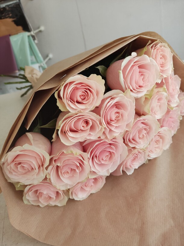 17 роз в крафте, артикул F1139792 - 7500 рублей, доставка по городу. Flawery - доставка цветов