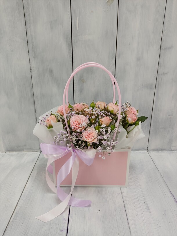 Коробка с кустовыми розами и гипсофилой, артикул F1179845 - 3100 рублей, доставка по городу. Flawery - доставка цветов