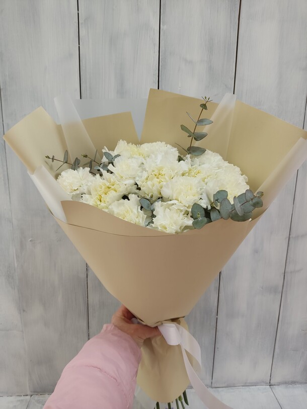 15 диантусов с эвкалиптом, артикул F1181565 - 4620 рублей, доставка по городу. Flawery - доставка цветов