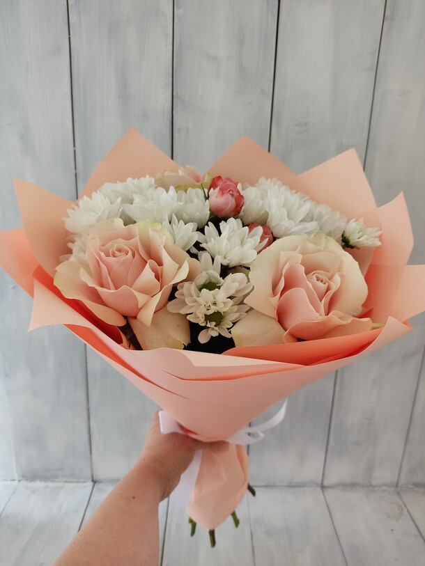 Букет с розами и хризантемой, артикул F1208827 - 4180 рублей, доставка по городу. Flawery - доставка цветов