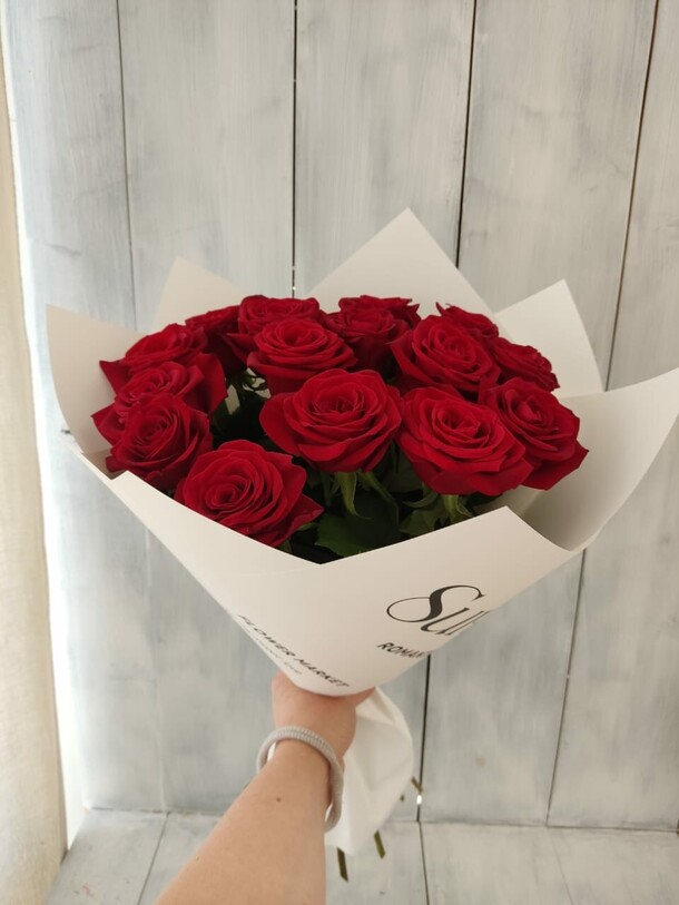 15 роз 50 см в упаковке, артикул F1209329 - 8500 рублей, доставка по городу. Flawery - доставка цветов
