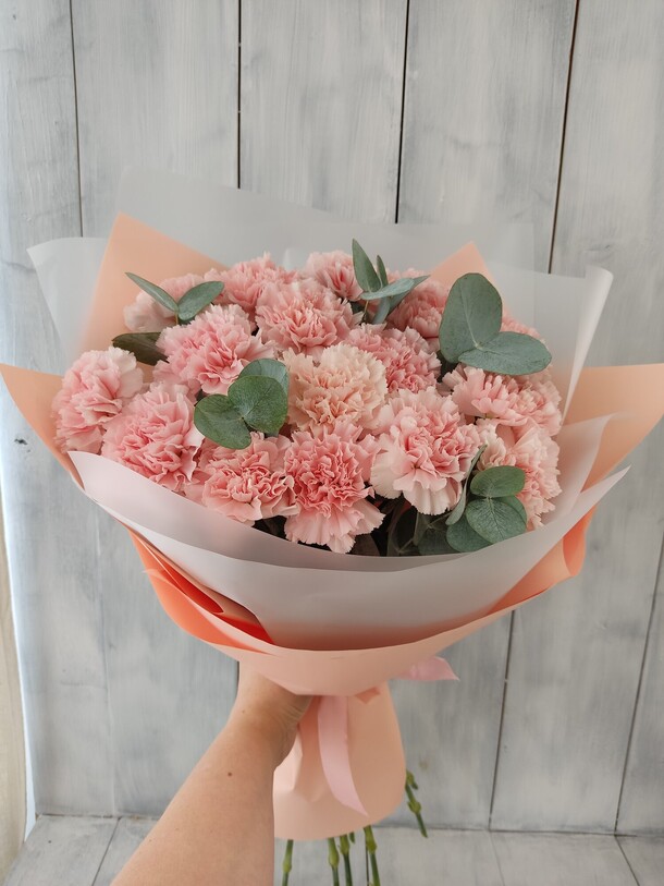 17 диантусов с эвкалиптом, артикул F1211863 - 5000 рублей, доставка по городу. Flawery - доставка цветов