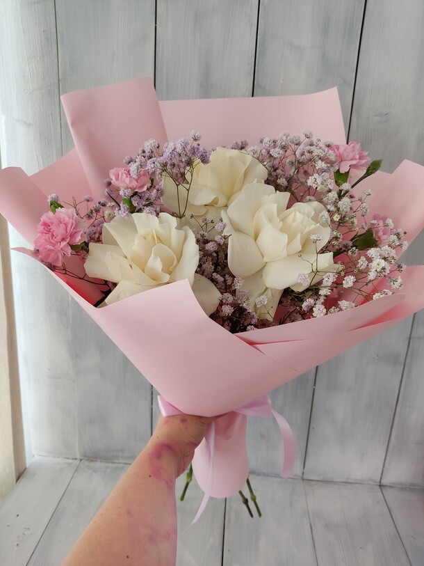 Букет с розами и гипсофилой, артикул F1214075 - 2750 рублей, доставка по городу. Flawery - доставка цветов