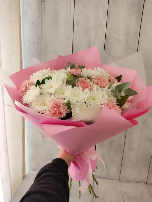 Букет хризантем с диантусами, артикул F1215508 - 4950 рублей, доставка по городу. Flawery - доставка цветов