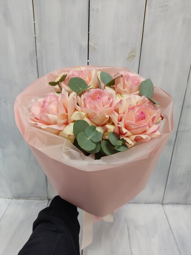 Букет французских роз с эвкалиптом, артикул F1246947 - 3200 рублей, доставка по городу. Flawery - доставка цветов