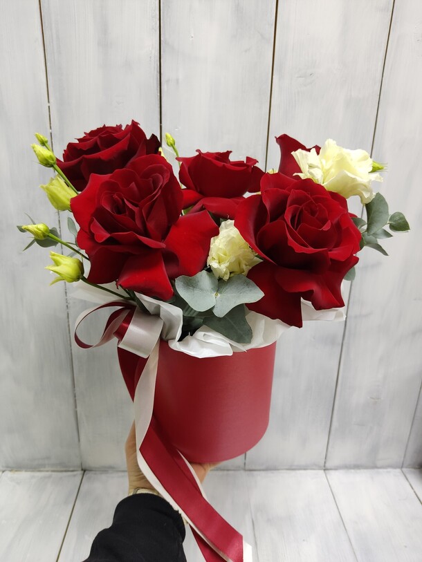 Коробка с французскими розами и эустомой, артикул F1248816 - 5800 рублей, доставка по городу. Flawery - доставка цветов