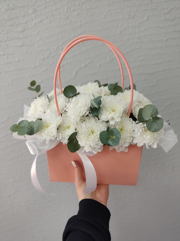 Коробка с хризантемой и эвкалиптом, артикул F1262376 - 3500 рублей, доставка по городу. Flawery - доставка цветов