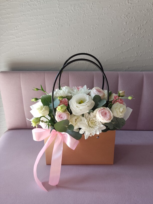 Коробка с эустомой и кустовой розой, артикул F1319304 - 3300 рублей, доставка по городу. Flawery - доставка цветов