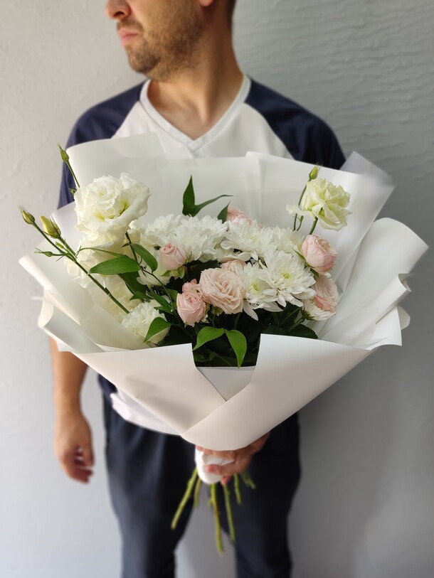 Букет с эустомой и кустовыми розами, артикул F1319312 - 5500 рублей, доставка по городу. Flawery - доставка цветов