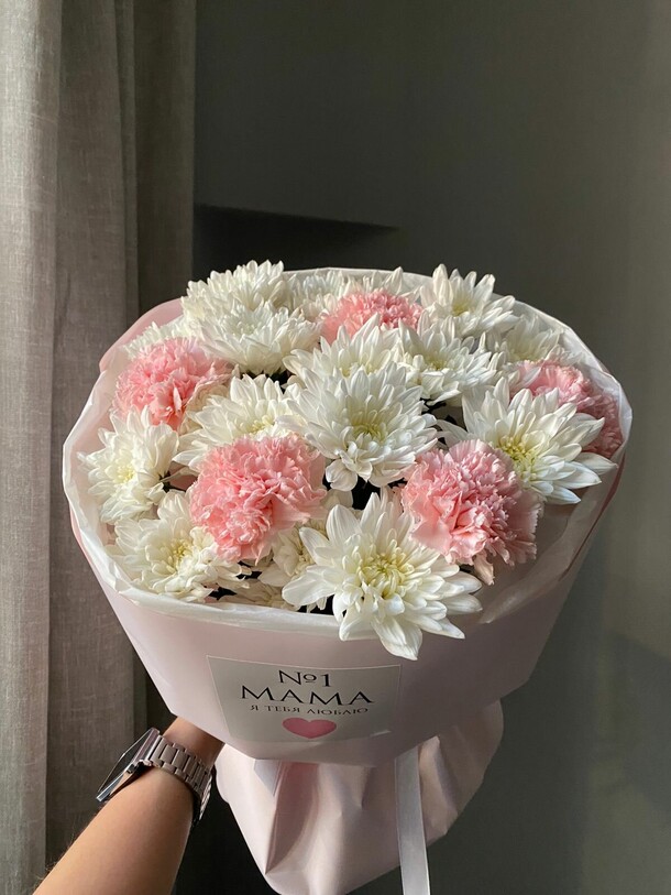 С хризантемой и диантусами, артикул F1521530 - 4700 рублей, доставка по городу. Flawery - доставка цветов