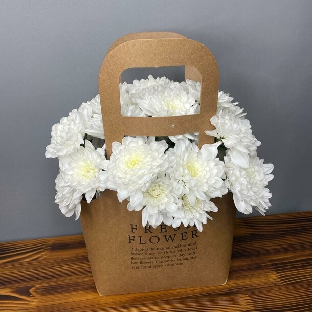 Белоснежная хризантема в сумочке, артикул F1188915 - 2900 рублей, доставка по городу. Flawery - доставка цветов