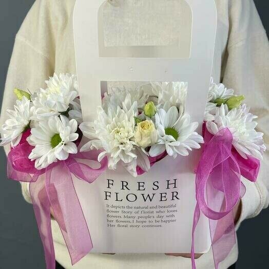 Белоснежная хризантема в сумочке с розовой атласной лентой, артикул F1225379 - 3200 рублей, доставка по городу. Flawery - доставка цветов