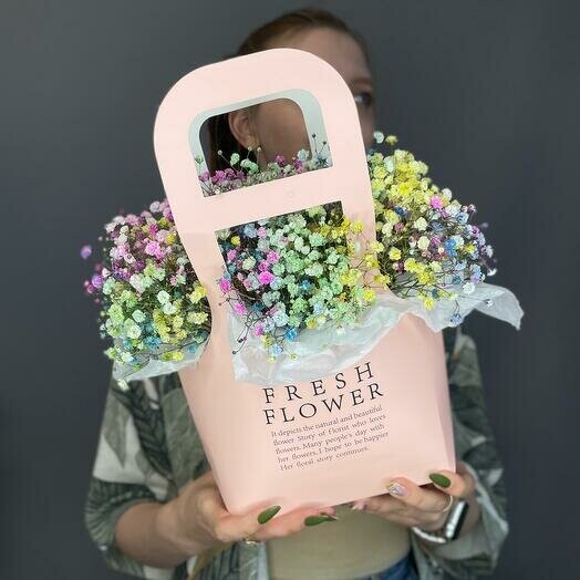 Милая сумочка с разноцветной гипсофилой, артикул F1267132 - 3100 рублей, доставка по городу. Flawery - доставка цветов