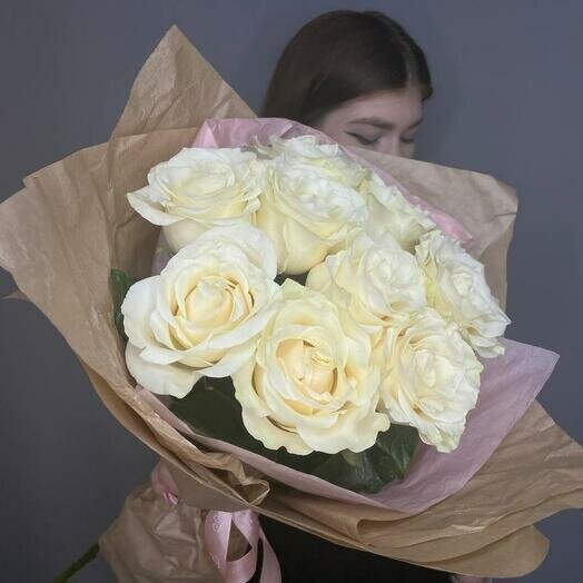 Букет-презент из 9 белых роз мондиаль, артикул F1292615 - 4300 рублей, доставка по городу. Flawery - доставка цветов