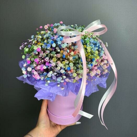 Яркая радужная гипсофила в шляпной коробке, артикул F1320889 - 2690 рублей, доставка по городу. Flawery - доставка цветов