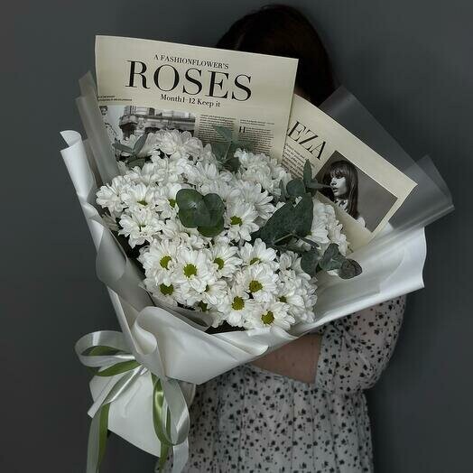 Букет из хризантем и эвкалипта, артикул F1369776 - 5100 рублей, доставка по городу. Flawery - доставка цветов