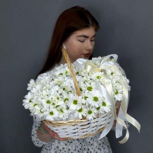 Супер хит🔥корзина с белоснежной ромашковой хризантемой, артикул F1369779 - 4950 рублей, доставка по городу. Flawery - доставка цветов