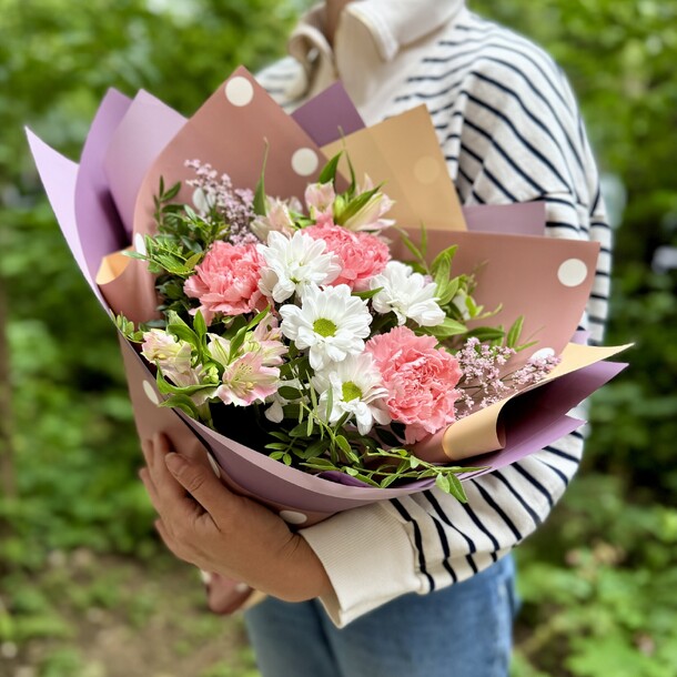 Летний букет из свежих цветов, артикул F1084899 - 2990 рублей, доставка по городу. Flawery - доставка цветов