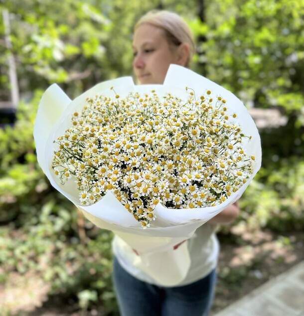 Охапка кустовых ромашек в крафте, артикул F1087503 - 5500 рублей, доставка по городу. Flawery - доставка цветов