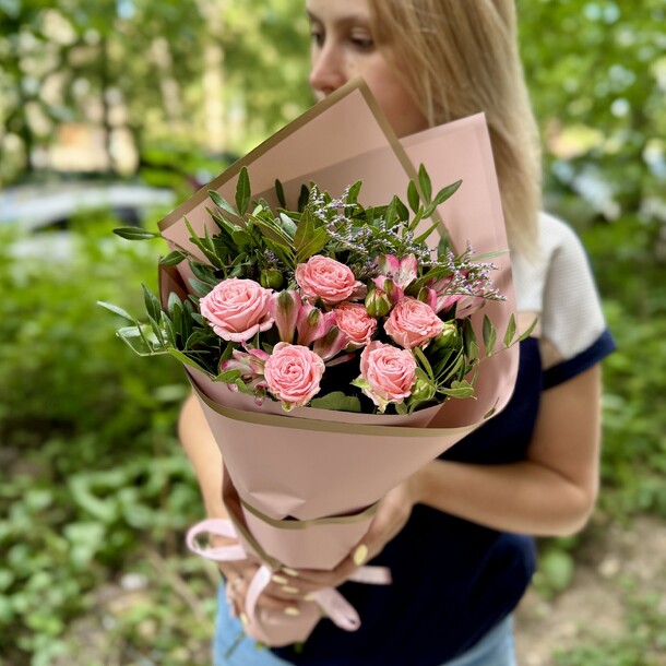 Букет-комплимент " лето", артикул F1113481 - 3400 рублей, доставка по городу. Flawery - доставка цветов