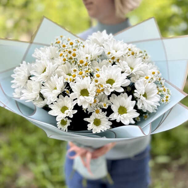 Букет с кустовыми ромашками и хризантемами, артикул F1126592 - 3650 рублей, доставка по городу. Flawery - доставка цветов