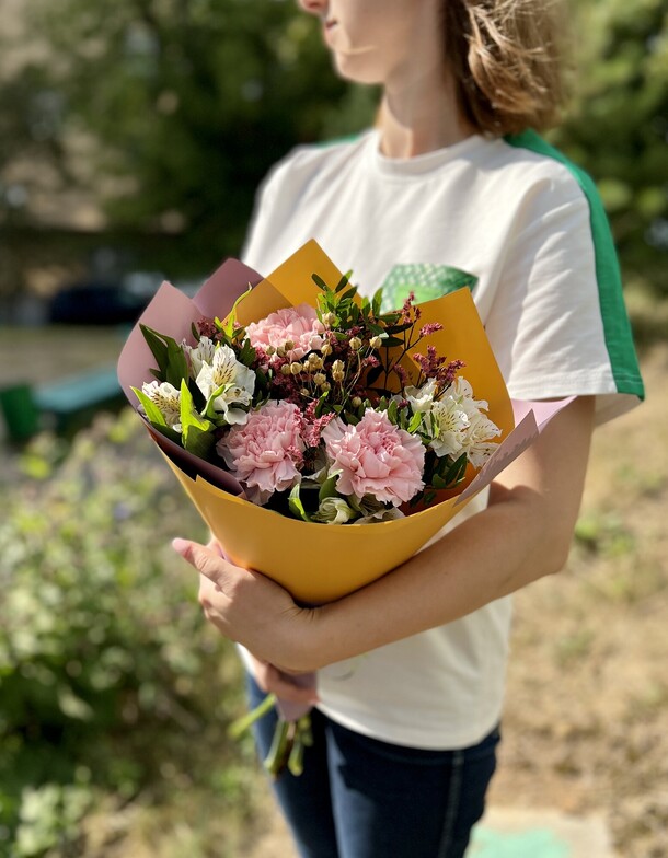 Букет «праздничное утро» с диантусами, артикул F1137101 - 2650 рублей, доставка по городу. Flawery - доставка цветов