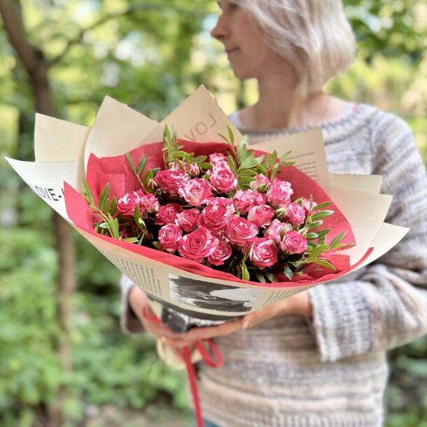 Яркая кустовая роза в крафтовой упаковке, артикул F1167031 - 3000 рублей, доставка по городу. Flawery - доставка цветов