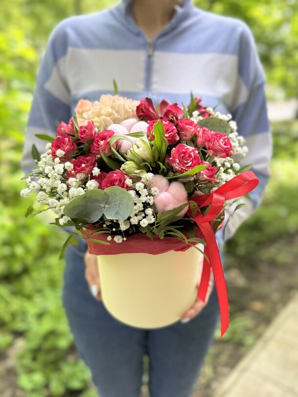 Цветочная композиция из свежих кустовых роз и гортензией, артикул F1222153 - 3450 рублей, доставка по городу. Flawery - доставка цветов