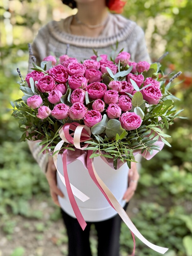 Пионовидная кустовая роза в коробке, артикул F1225482 - 7450 рублей, доставка по городу. Flawery - доставка цветов