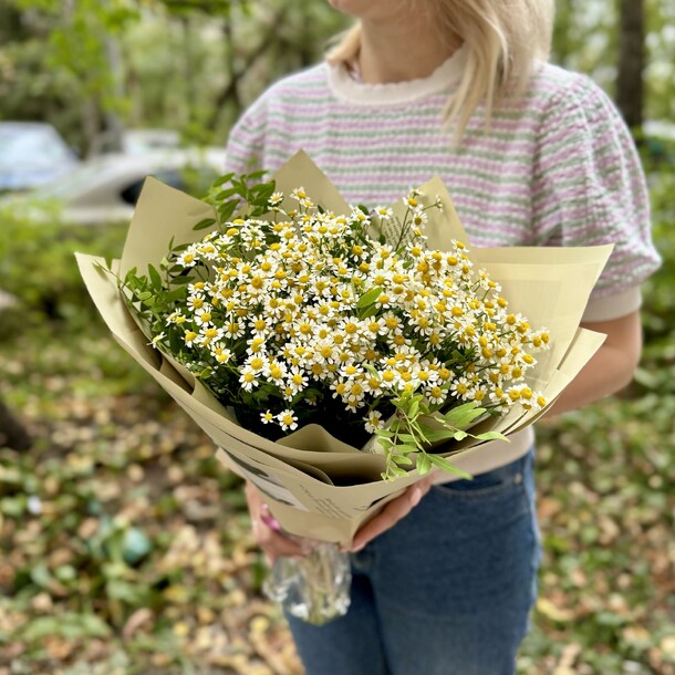 Ромашка кустовая в крафте, артикул F1319563 - 3450 рублей, доставка по городу. Flawery - доставка цветов