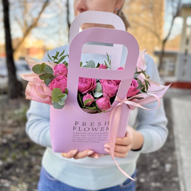 Комплимент пионовидных кустовых роз в сумочке, артикул F1399089 - 2650 рублей, доставка по городу. Flawery - доставка цветов