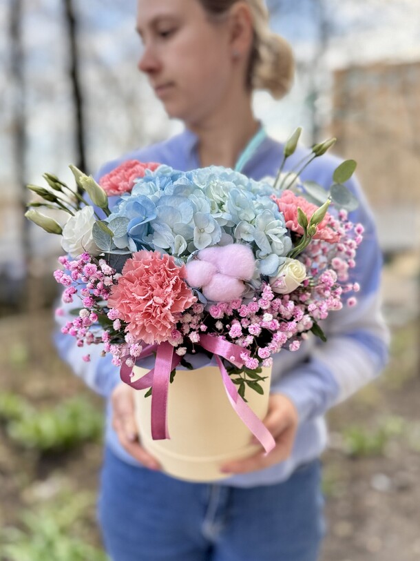 Коробка с голубой гортензией и диантусами, артикул F1407583 - 3450 рублей, доставка по городу. Flawery - доставка цветов