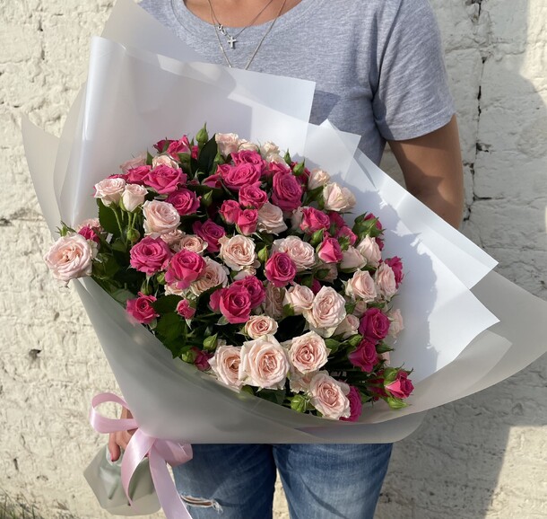 Букет кустовых роз, артикул F1074533 - 7865 рублей, доставка по городу. Flawery - доставка цветов