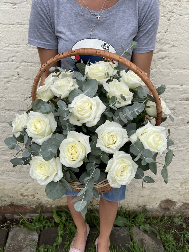 Корзина с розами, артикул F1074542 - 5990 рублей, доставка по городу. Flawery - доставка цветов