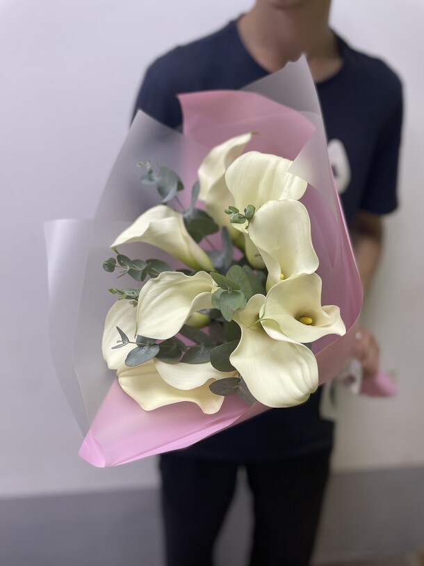 Белые калы с эвкалиптом, артикул F1074548 - 7865 рублей, доставка по городу. Flawery - доставка цветов