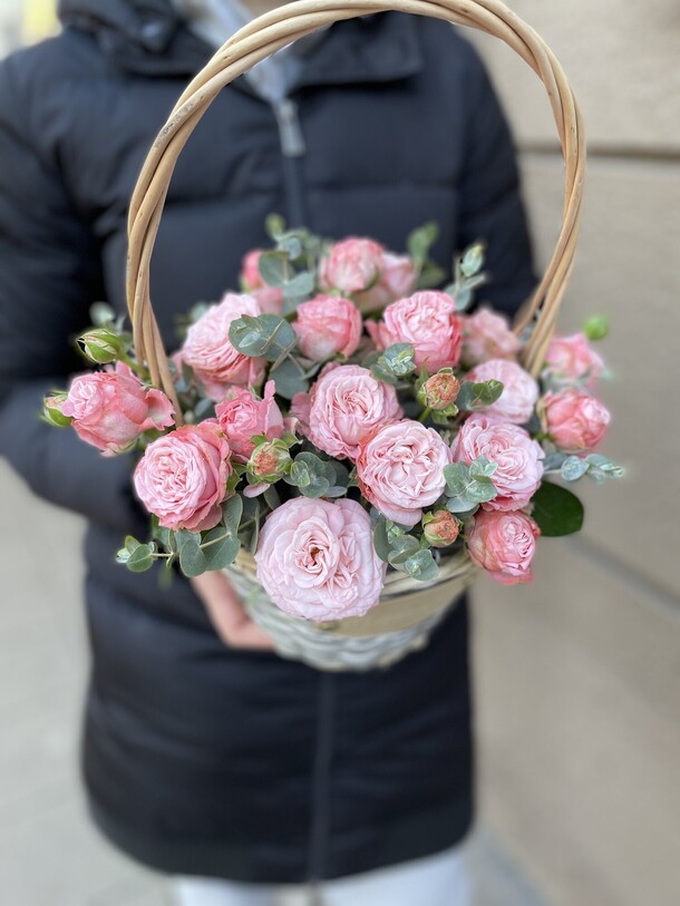 Корзинка с пионовидными розами, артикул F1082109 - 5445 рублей, доставка по городу. Flawery - доставка цветов