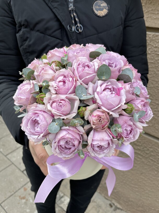 Коробочка с пионовидными кустовыми розами, артикул F1082638 - 5504 рублей, доставка по городу. Flawery - доставка цветов