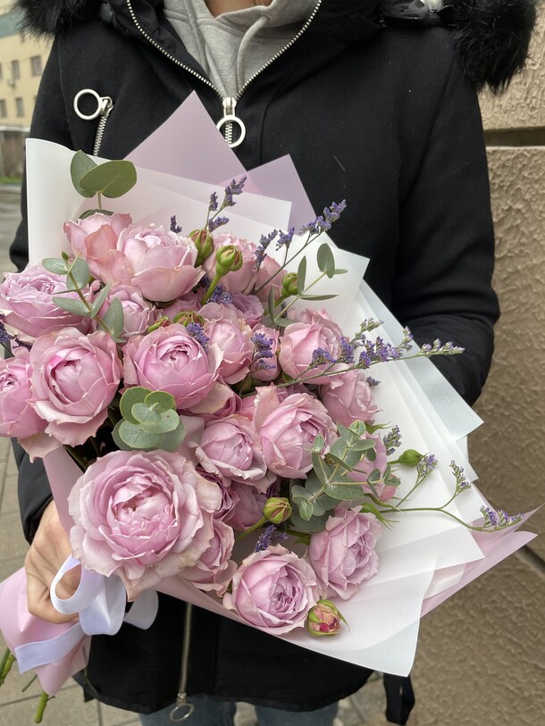 Букет розы кустовые пионовидные, артикул F1082651 - 4888 рублей, доставка по городу. Flawery - доставка цветов