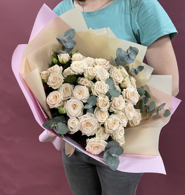 Букет из кустовых роз, артикул F1093930 - 5798 рублей, доставка по городу. Flawery - доставка цветов