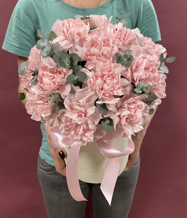 Коробочка с гвоздикой, артикул F1093935 - 4188 рублей, доставка по городу. Flawery - доставка цветов