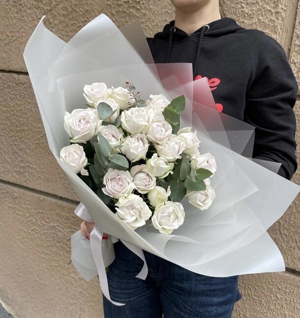 Букет с пионовидной кустовой розой, артикул F1146464 - 4888 рублей, доставка по городу. Flawery - доставка цветов