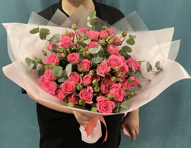 Букет пионовидных роз с эвкалиптом, артикул F1156849 - 3888 рублей, доставка по городу. Flawery - доставка цветов