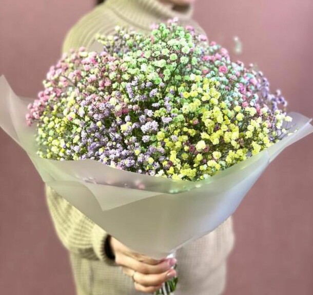 Букет с радужной гипсофилой, артикул F1205388 - 2588 рублей, доставка по городу. Flawery - доставка цветов