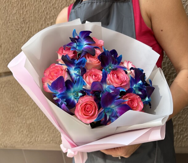 Букет космическая орхидея и розы, артикул F1206531 - 3988 рублей, доставка по городу. Flawery - доставка цветов