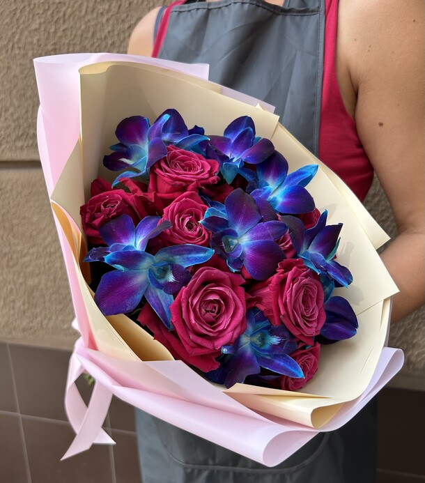 Букет космическая орхидея с малиновыми розами, артикул F1206588 - 3988 рублей, доставка по городу. Flawery - доставка цветов