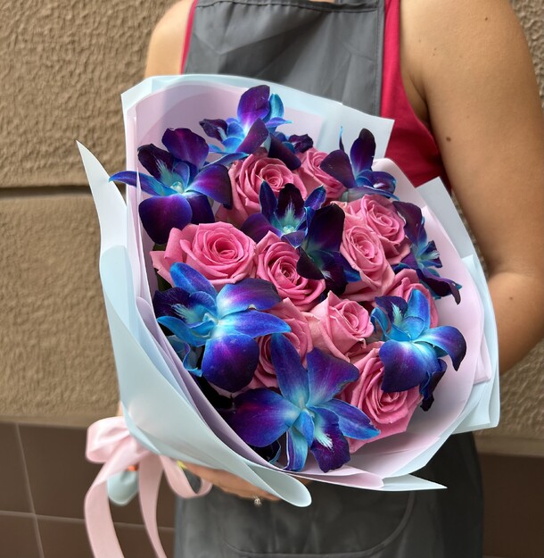 Букет с космической орхидеей и розовыми розами, артикул F1206633 - 2888 рублей, доставка по городу. Flawery - доставка цветов