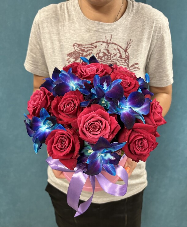 Коробочка с космической орхидеей и розой, артикул F1207748 - 3588 рублей, доставка по городу. Flawery - доставка цветов