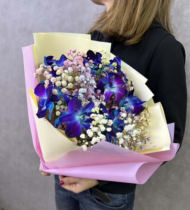 Букет радужная гипсофила с космической орхидеей, артикул F1221280 - 2288 рублей, доставка по городу. Flawery - доставка цветов