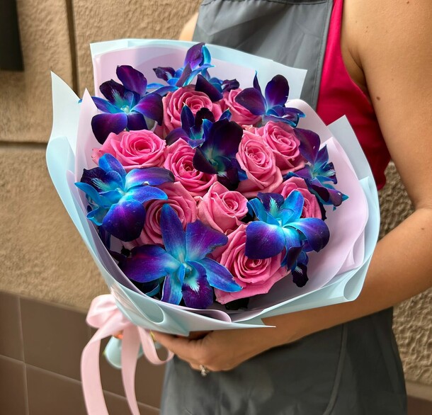 Розовые сны. Букет живых цветов из розовых роз аква и космической орхидеи дендробиум., артикул F1248332 - 2888 рублей, доставка по городу. Flawery - доставка цветов