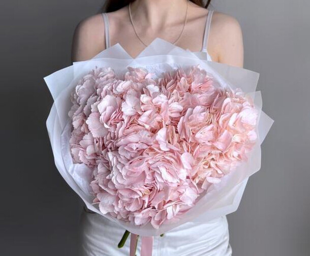 Букет гортензия розовая, артикул F1303456 - 3588 рублей, доставка по городу. Flawery - доставка цветов